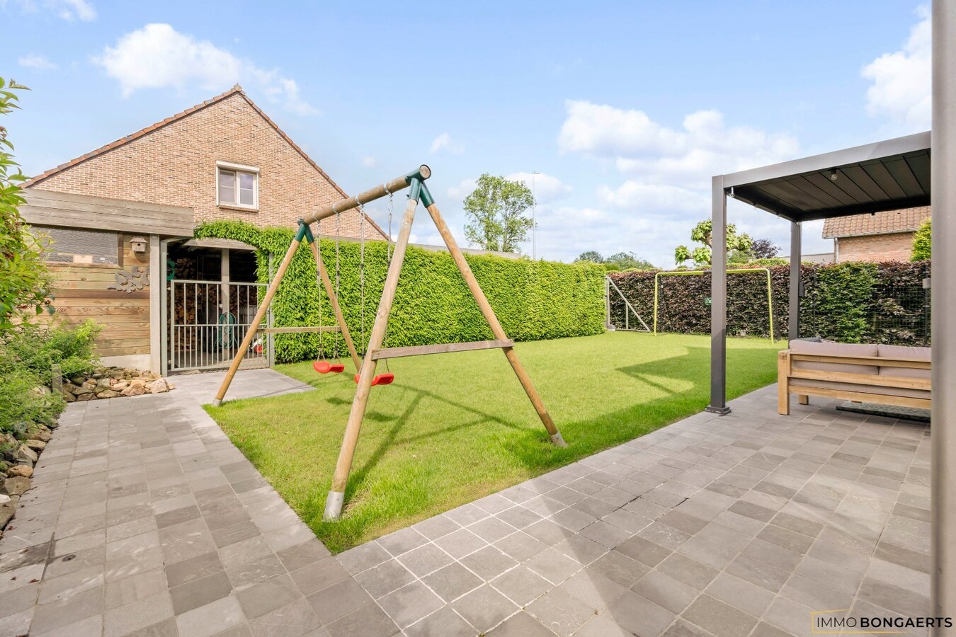 Ruime woning op een zeer rustige locatie met tuin, garage, carport en 3 slaapkamers in Opglabbeek. 