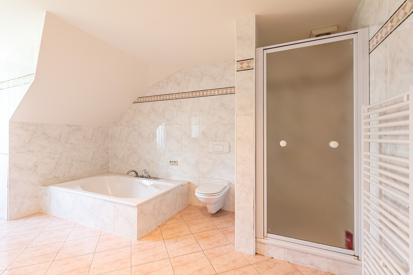 Stijlvol gerenoveerde woning in residentiële wijk op 1254 m² 