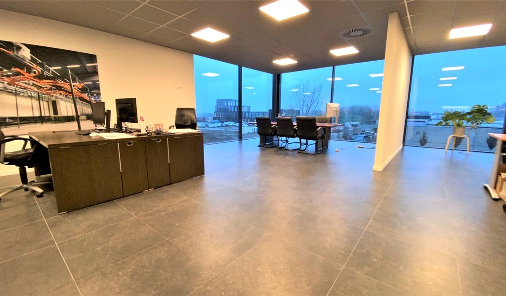 Bedrijfspand te huur vlakbij E17 in Waregem