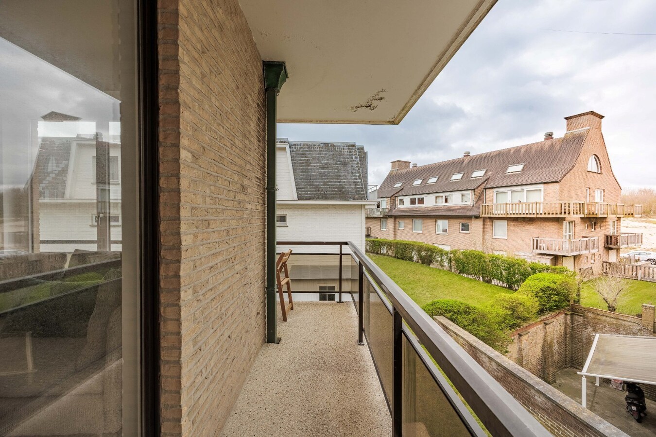 Stijlvol gerenoveerd hoekappartement met 3 slaapkamers op toplocatie te Duinbergen, vlakbij de Zeedijk. 