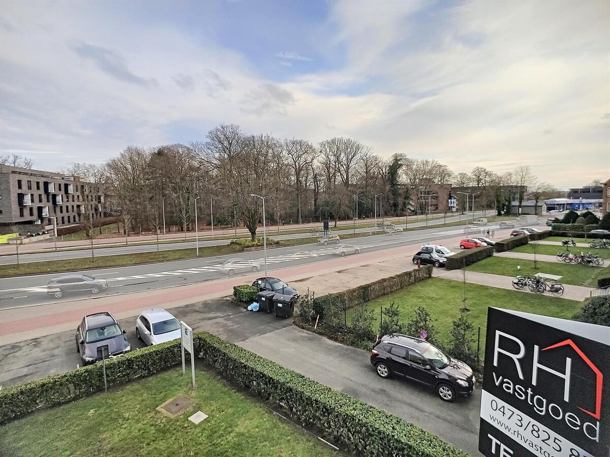 Een ruim (110m²), lichtrijk appartement MET garage op topligging aan het station - Brugge 