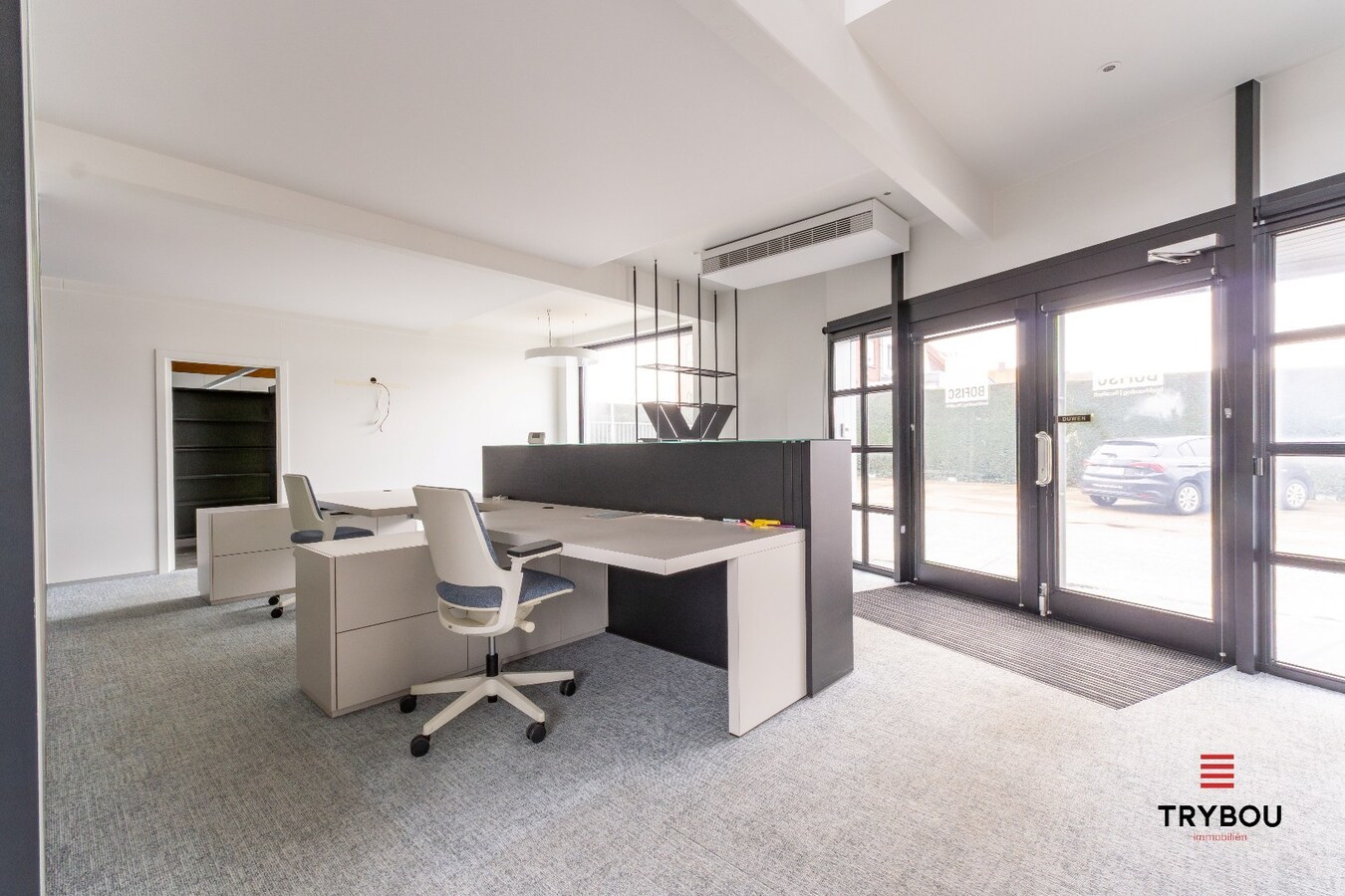 Groot kantoorgebouw op toplocatie te Ieper 