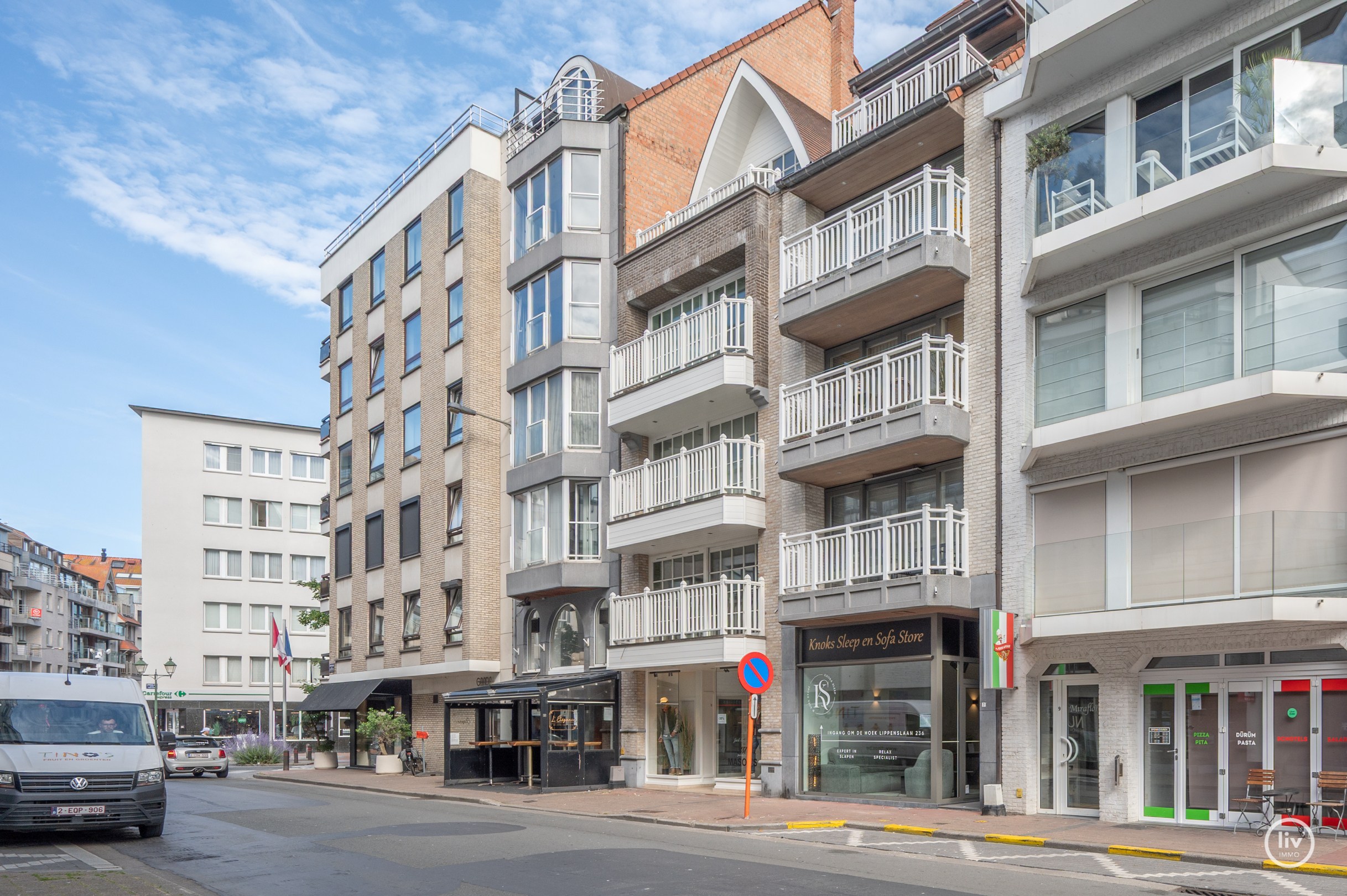 Appartement en duplex ensoleillé et spacieux avec terrasse orientée plein sud situé dans la Zoutelaan à Knokke. 