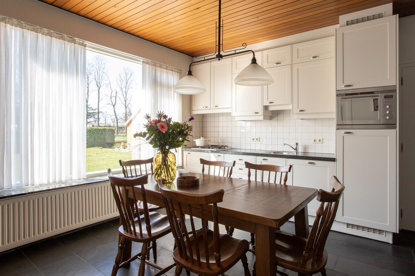 Royale halfvrijstaande woning met uitzicht over de landerijen, op korte afstand van het centrum. 