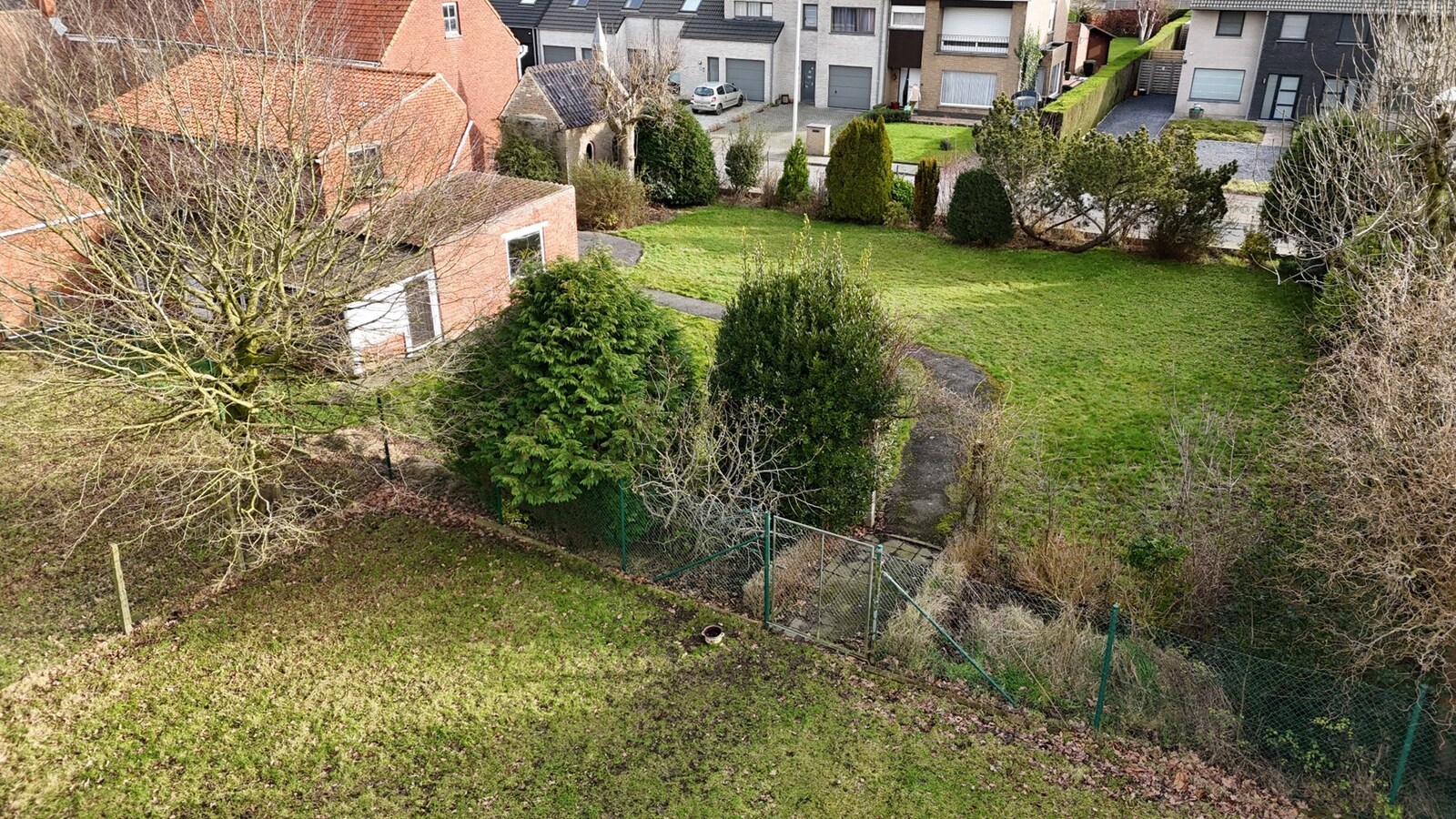 Te renoveren woning met 5  slaapkamers en bijhorend stuk bouwgrond te Koekelare 