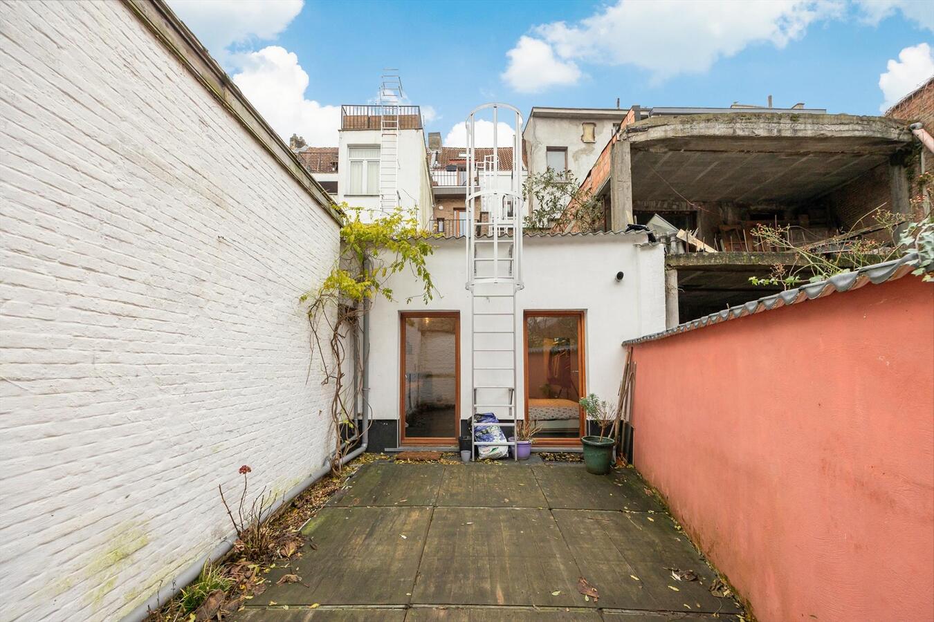 Gerenoveerd gelijkvloers appartement met stadstuin! 