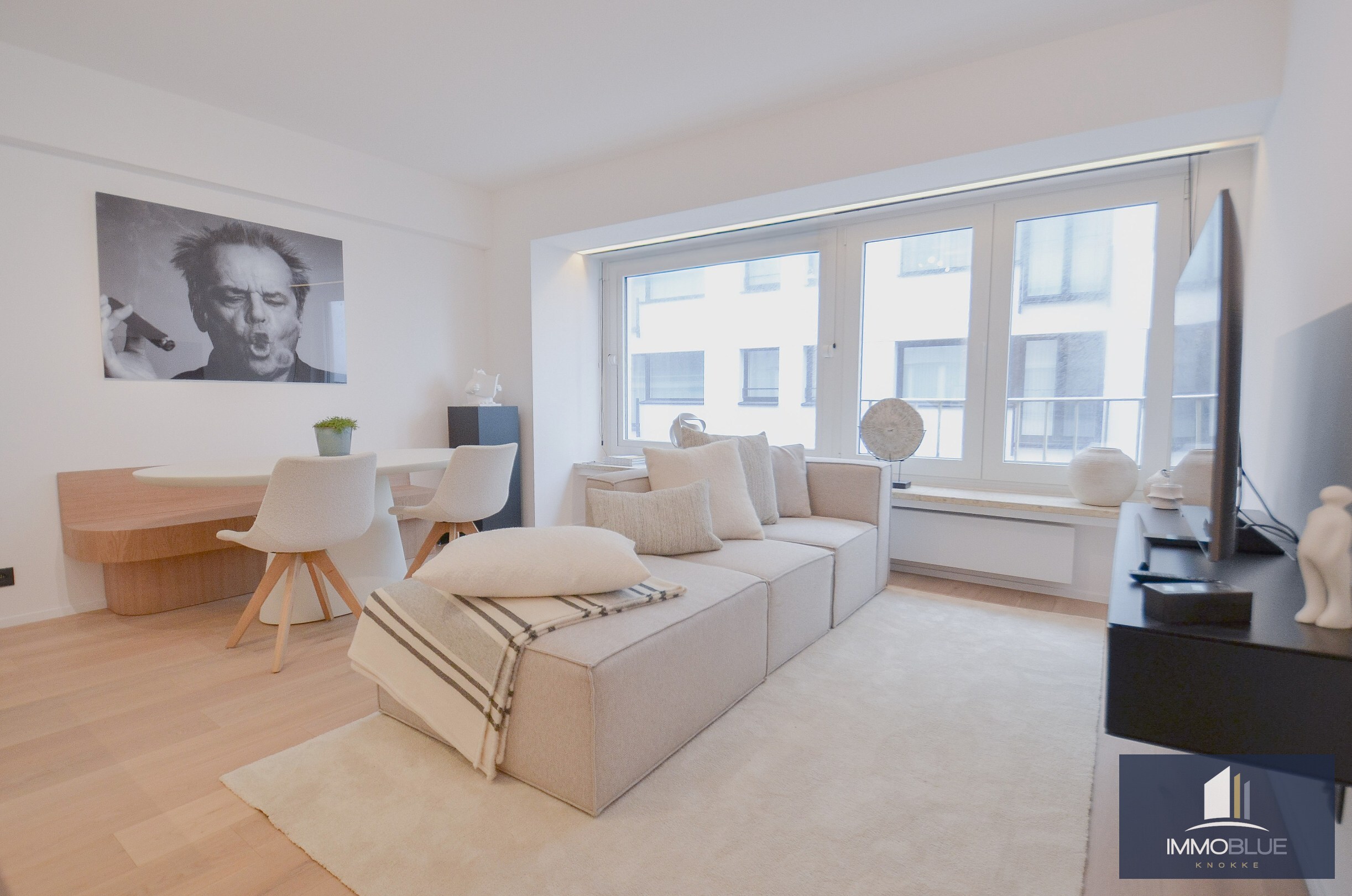 Appartement entièrement rénové avec une belle vue sur la mer. 