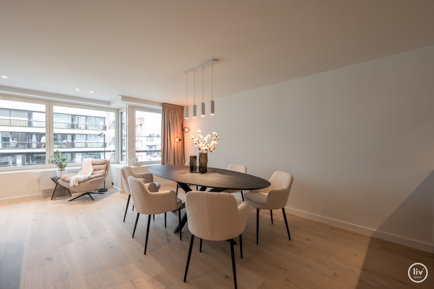 Prachtig, ruim gerenoveerd appartement met een mooie gevelbreedte van 7 m, gelegen op de Lippenslaan te Knokke. 