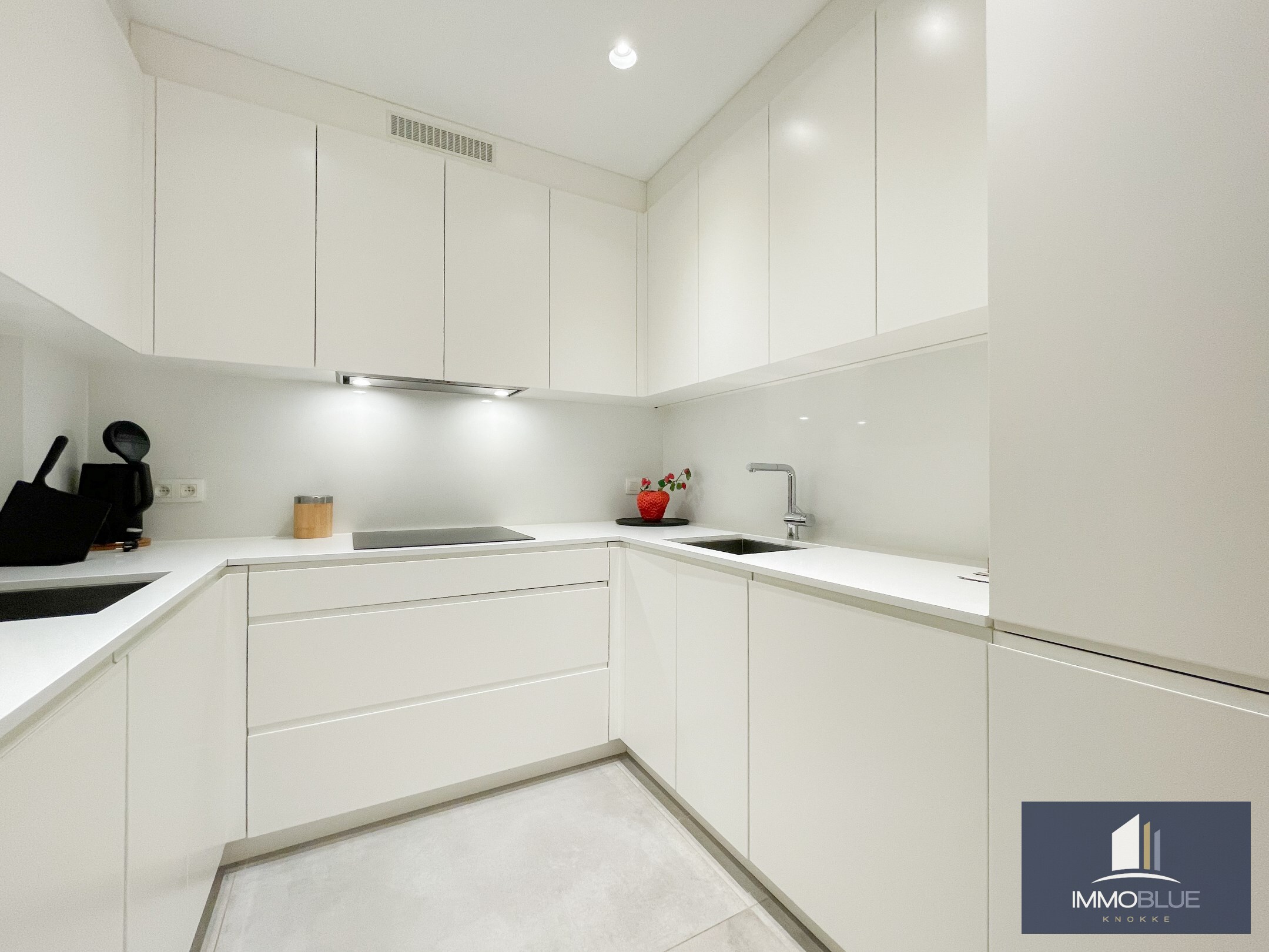 Appartement totalement rénové et luxueusement fini, avec trois chambres et une vue latérale sur la mer, situé au Zoute. 