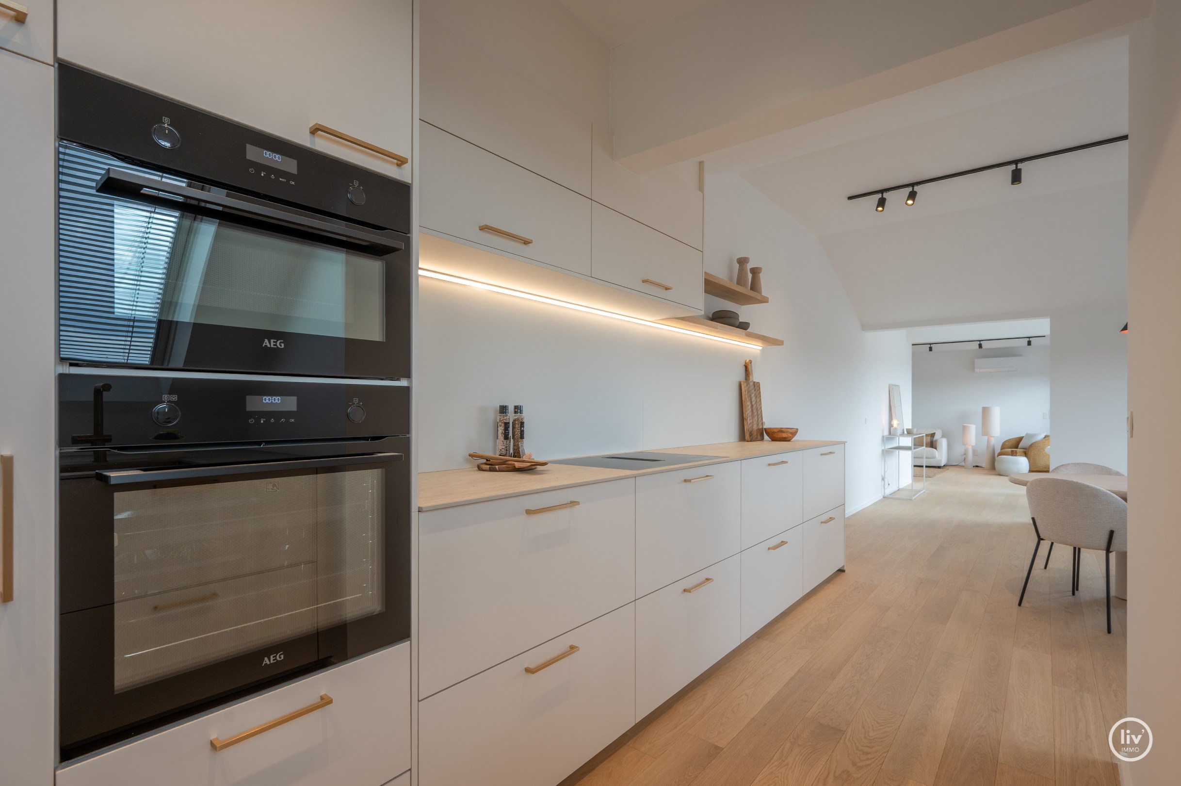 Magnifique appartement en duplex avec une largeur exceptionnelle de façade de 18 mètres et une terrasse généreuse orientée au sud offrant une vue dégagée sur l'arrière-pays de Knokke, à seulement 100 