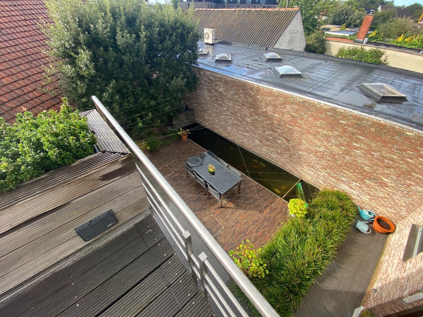 Multifunctioneel handelspand met luxueuze woonst op centrumligging in Sint-Eloois-Vijve! 