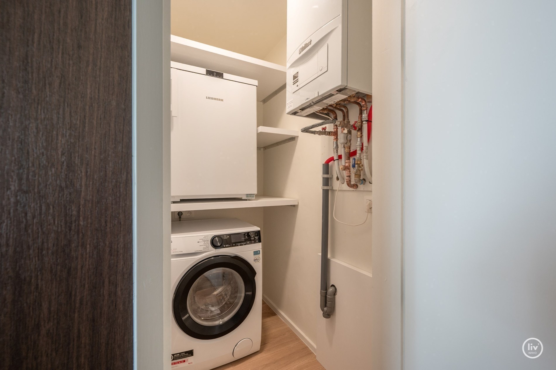 Appartement entièrement rénové avec terrasse situé sur l'avenue Lippens, près de la place Van Bunnen. 