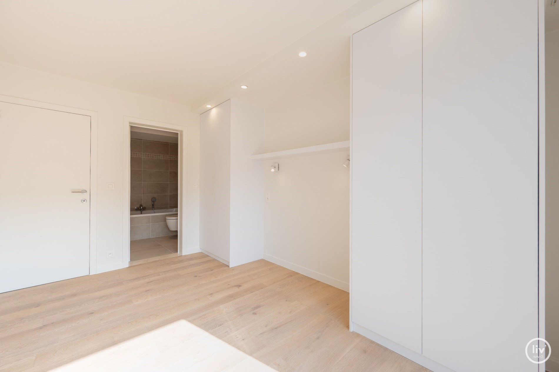 ONGEMEUBELD - Smaakvol gerenoveerd appartement met mooie gevelbreedte gelegen op de Lippenslaan op enkele passen van het strand. 