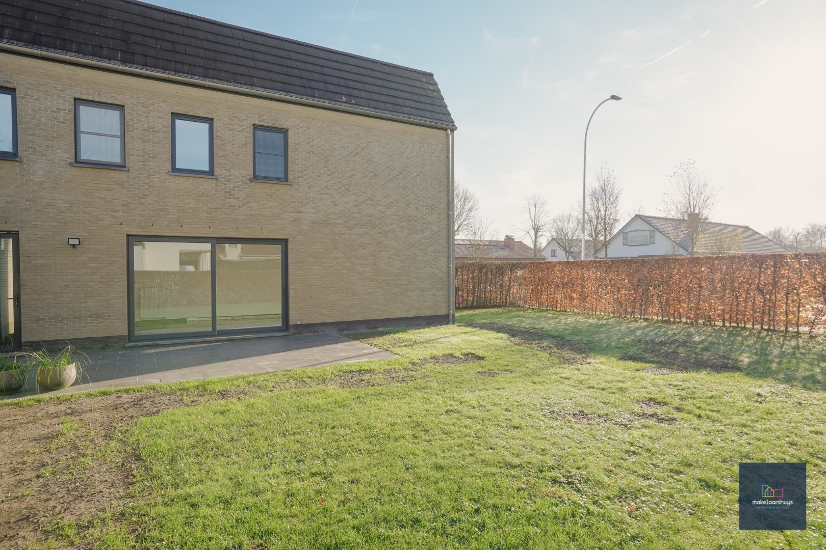 Ruime half-open bebouwing te Heusden met garage en tuin 