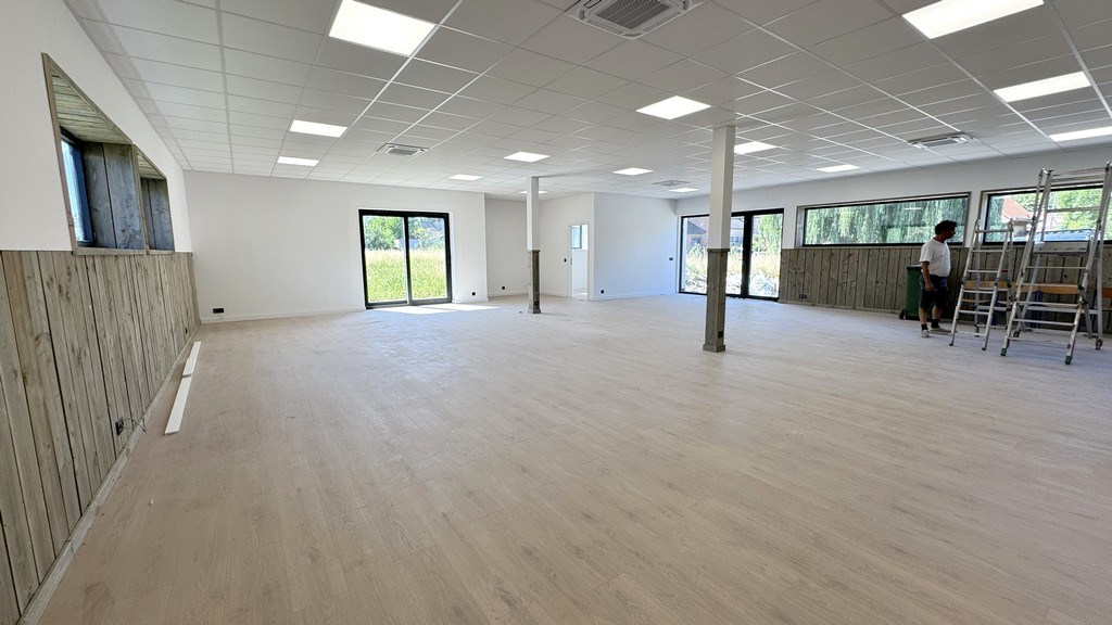 Gerenoveerd kantoor met magazijnen te huur nabij N16 te Temse