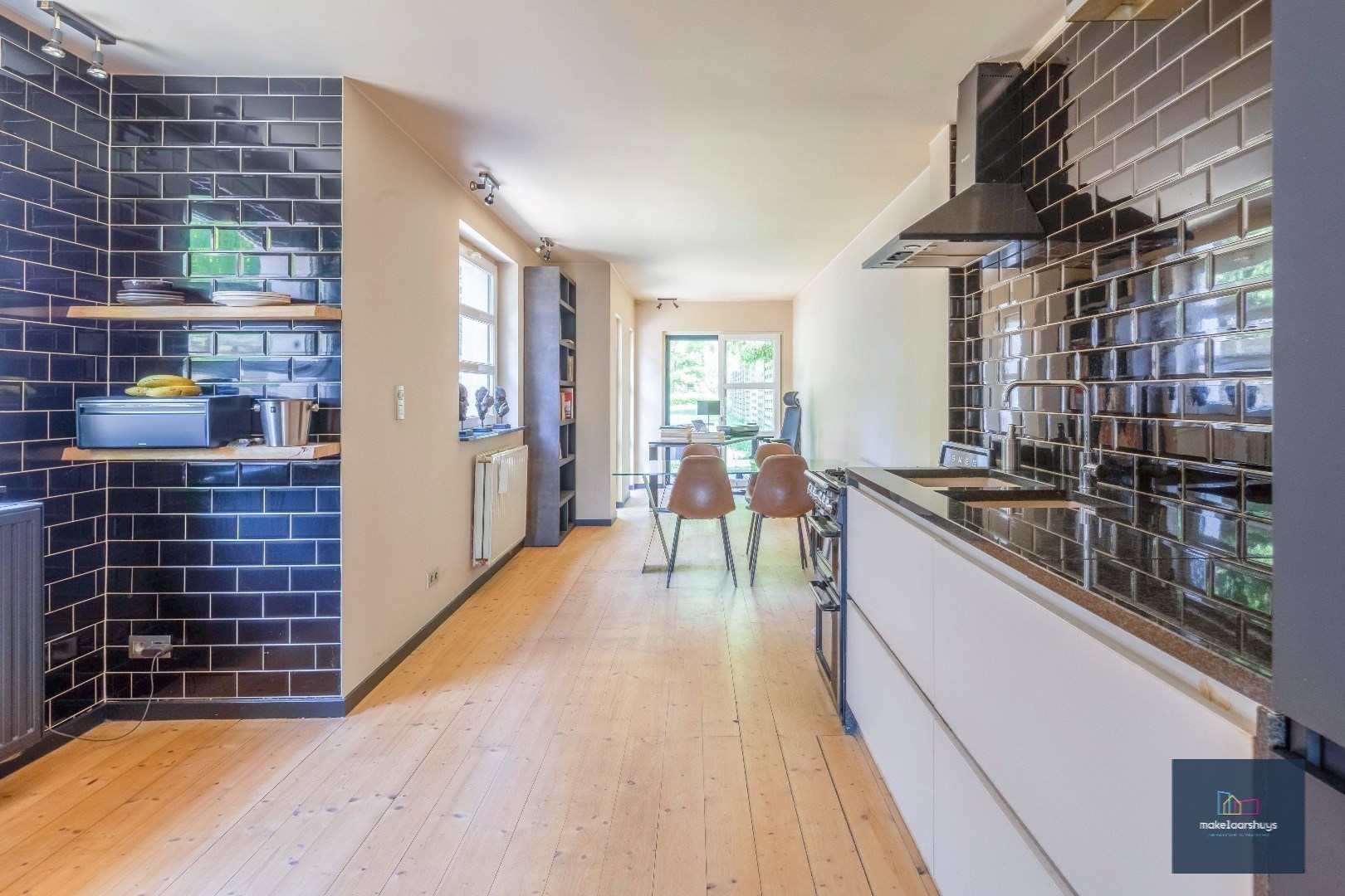 Halfopen bebouwing met zuidertuin en parkeergelegenheid nabij centrum Destelbergen 