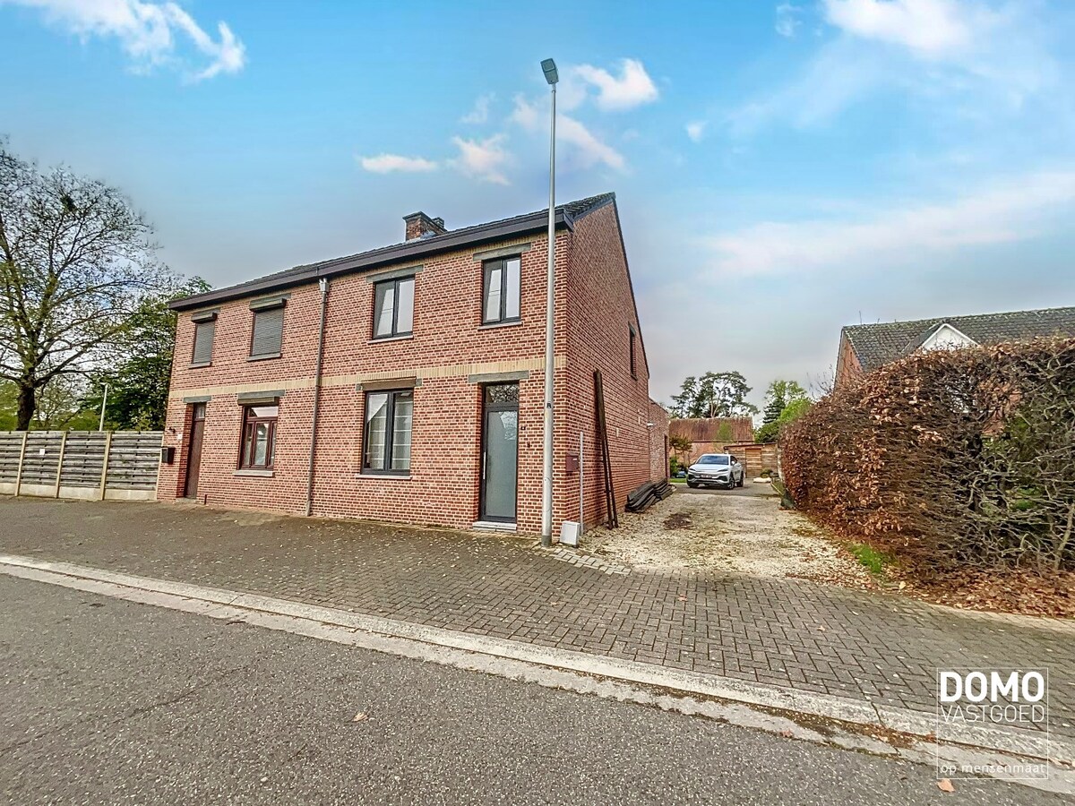 VOLLEDIG GERENOVEERDE HALOPEN BEBOUWING MET 3 SLAAPKAMERS IN HARTJE KERMT 