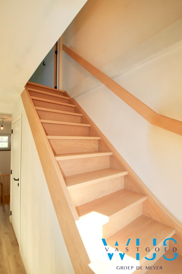 Volledig gerenoveerd woonhuis op 750m² in hartje Ertvelde ! 