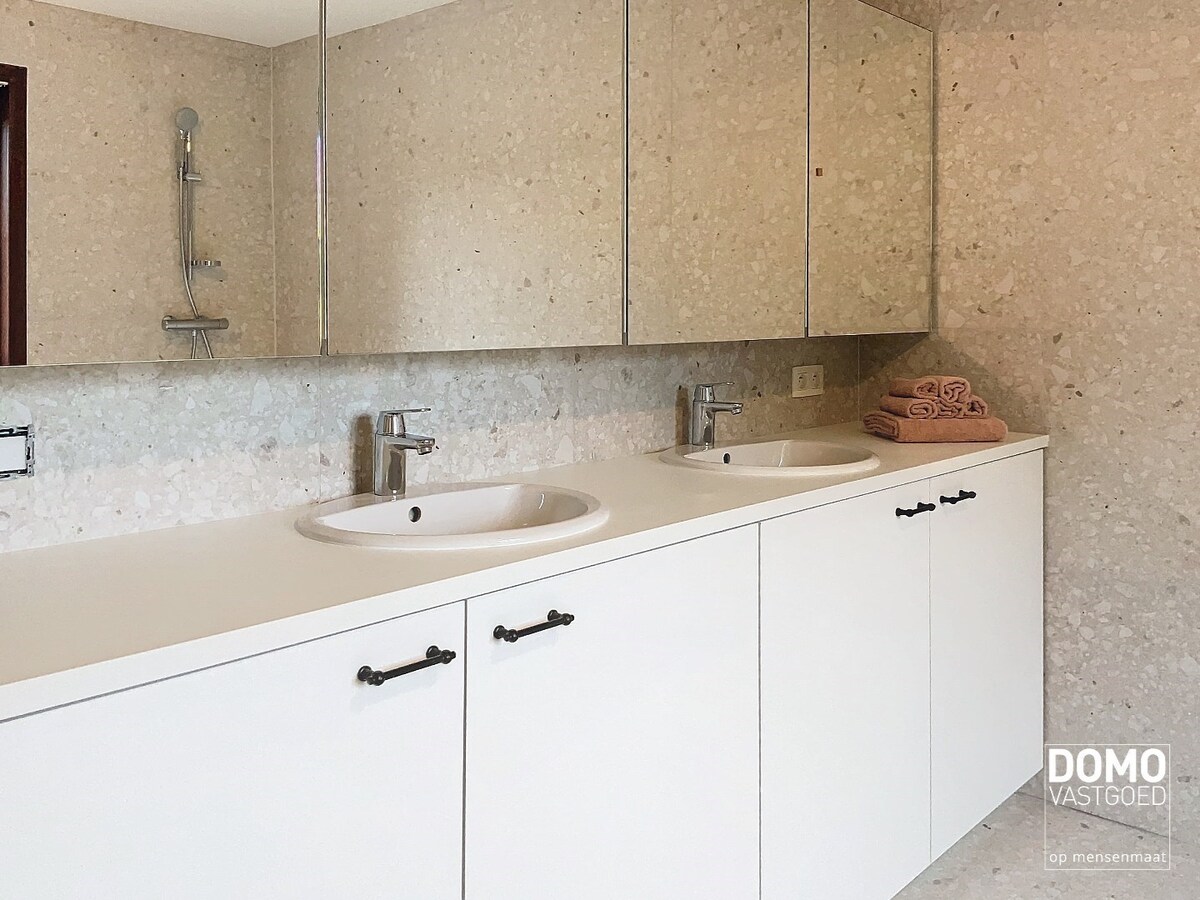 RUIME GEZINSWONING MET 4 SLAAPKAMERS, TUIN EN INPANDIGE GARAGE TE HERK-DE-STAD 