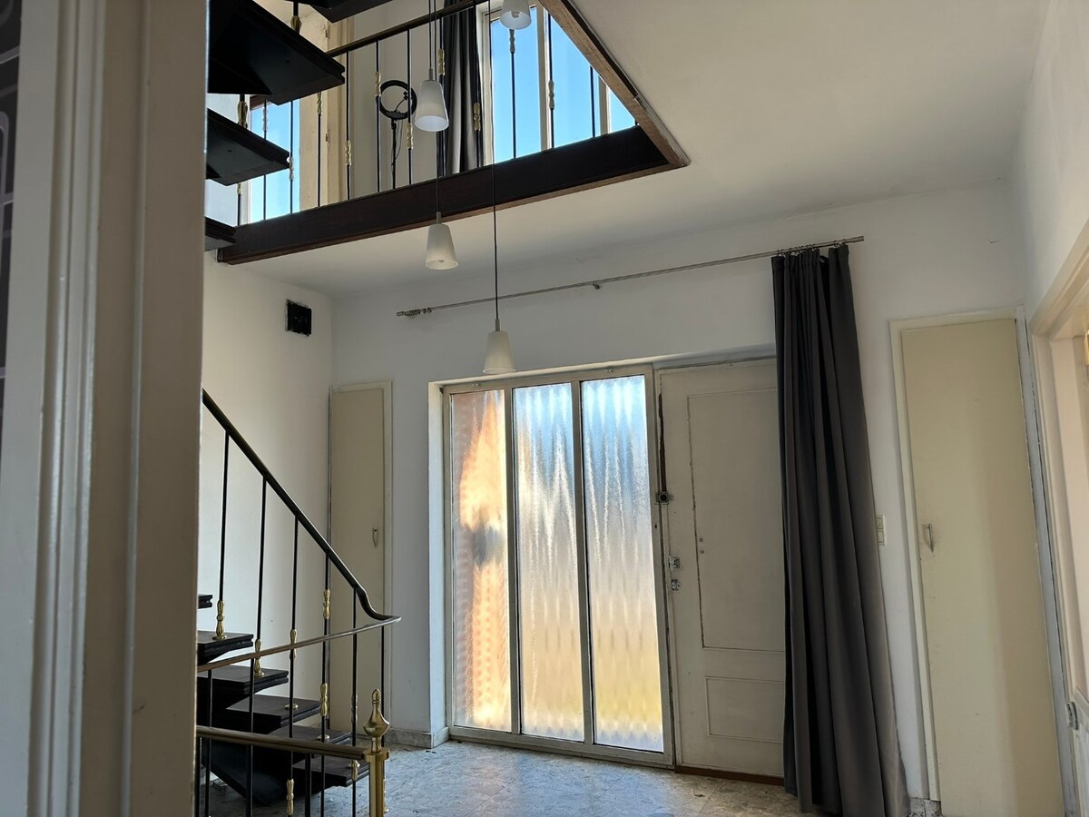 Ruime woning met 4 slaapkamers en hobbyruimte/winkel. 