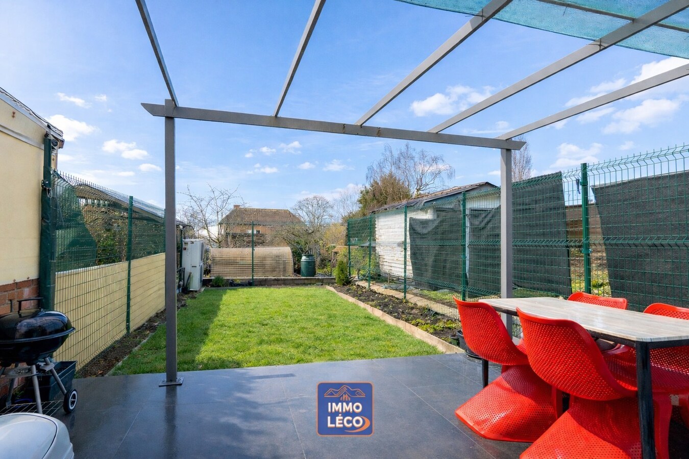 Maison rénovée avec jardin, dans une rue calme et appréciée. 