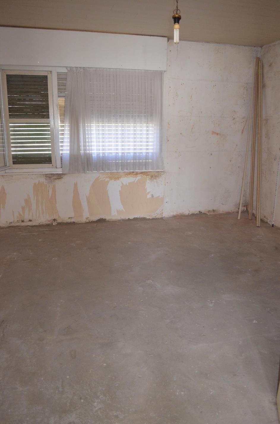 Te renoveren ruime bungalow met 3 slpks en garage te Adegem 