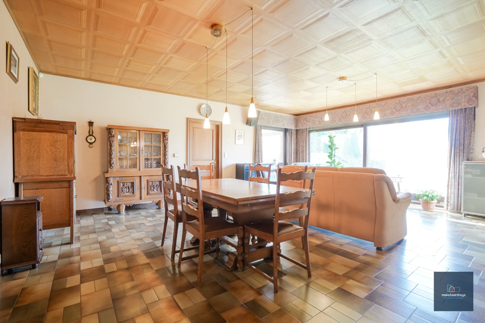 Ruime bungalow met garage op 1980m² grond 