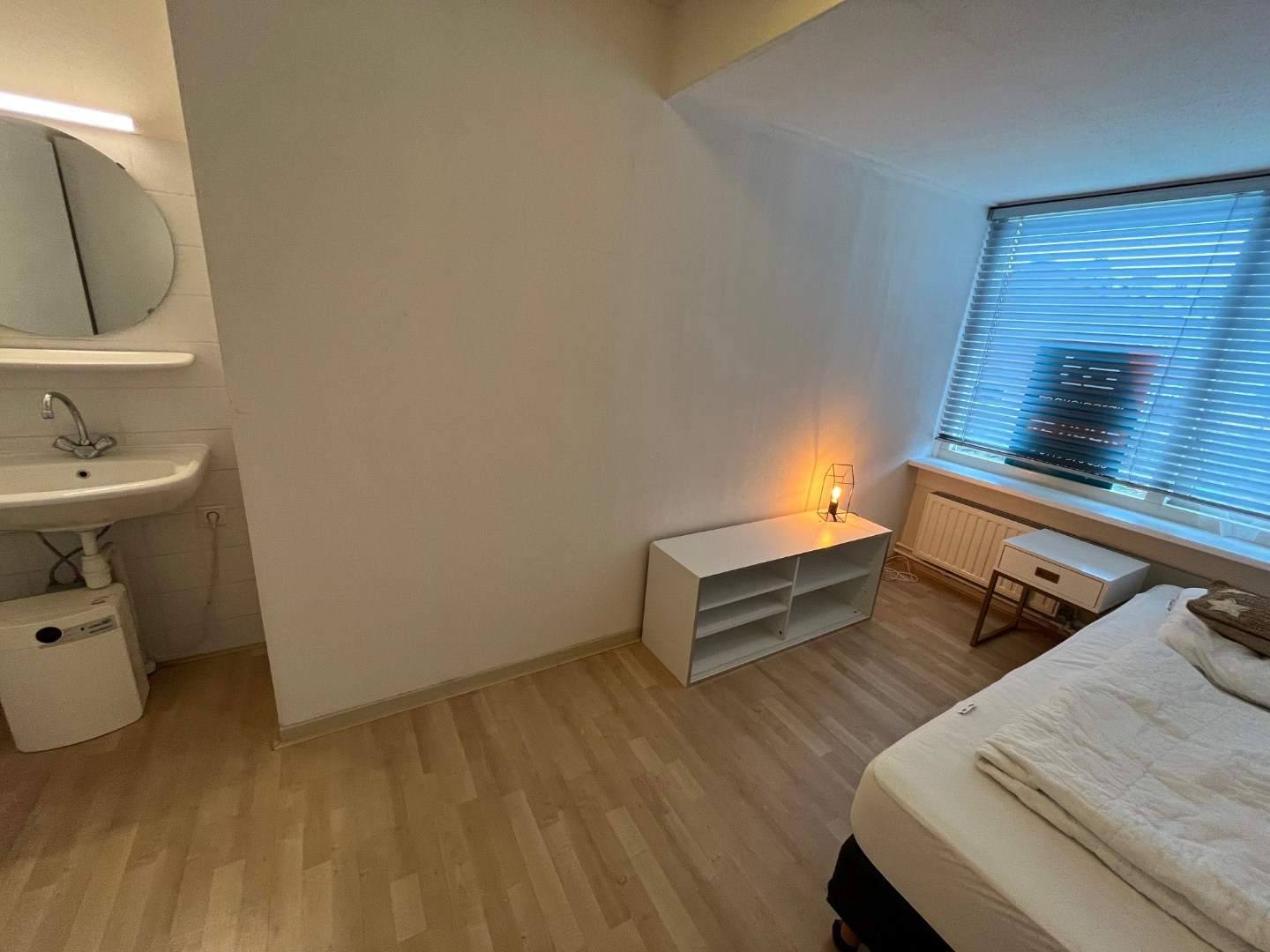 Kamer te huur in hartje Kamperland. Let op! Gezamenlijk wonen; woonkamer/badkamer/keuken worden gedeeld. 