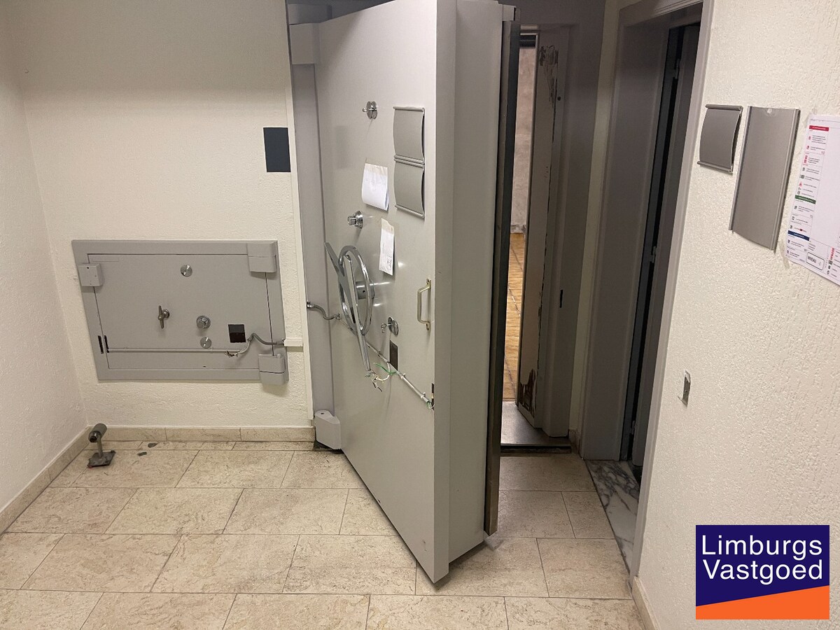 Kantoorgebouw 482m² op 3a85ca met tuin en garage op commerciële topligging 