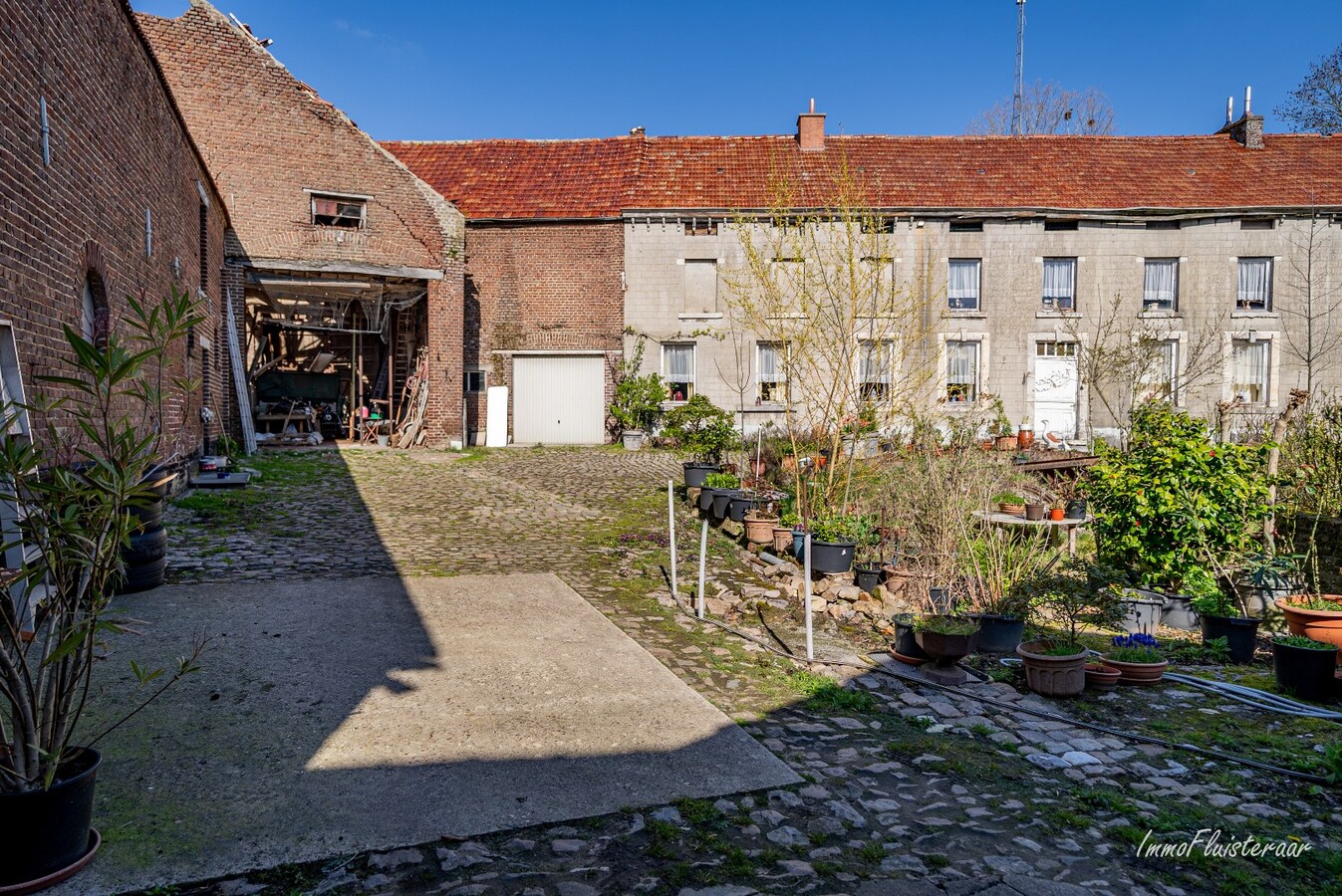 Te renoveren vierkantshoeve op een ruim perceel van ca. 2,6ha te Kortenaken 