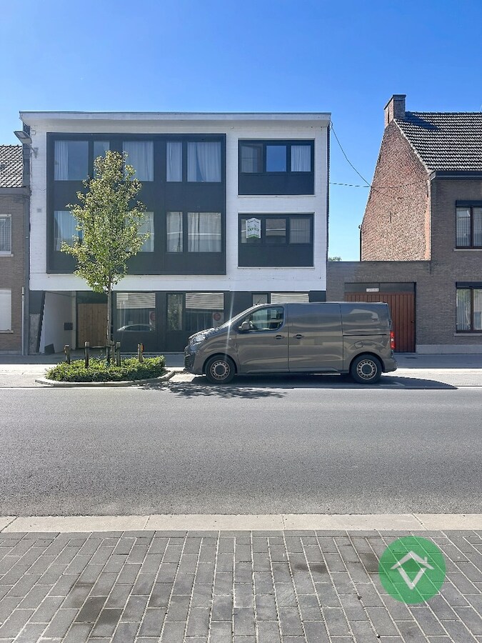 Ruim duplex-appartement met 2 slaapkamers en terrassen in hartje Torhout 