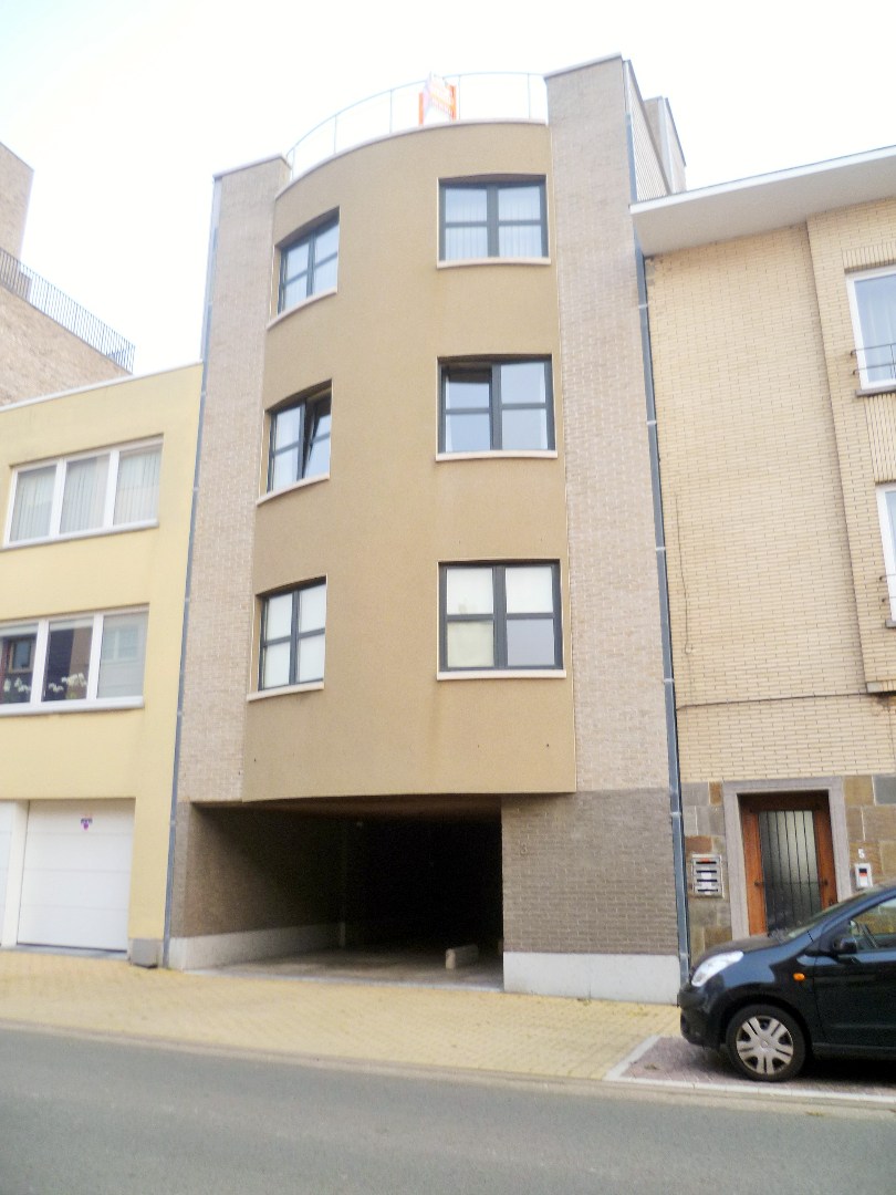 Grand garage à vendre dans la Mercatorstraat (quartier de la plage) 