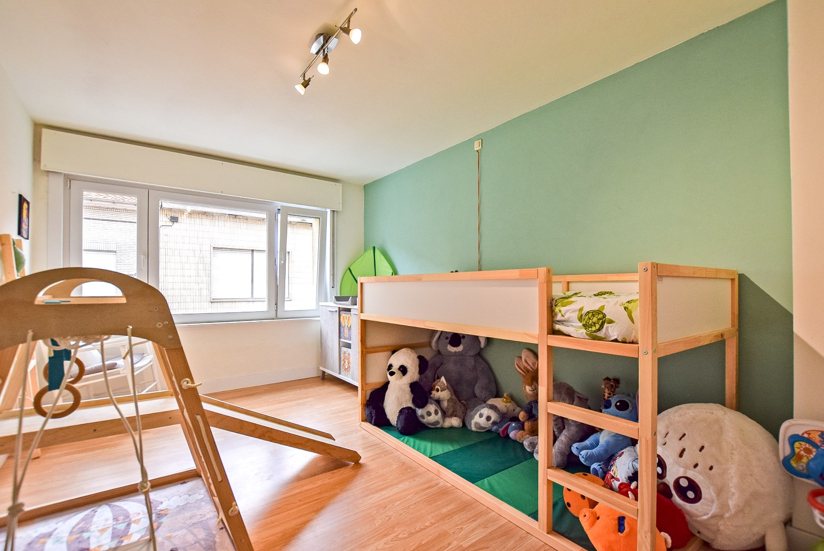 Instapklare rijwoning met 3 slaapkamers en tal van mogelijkheden. 