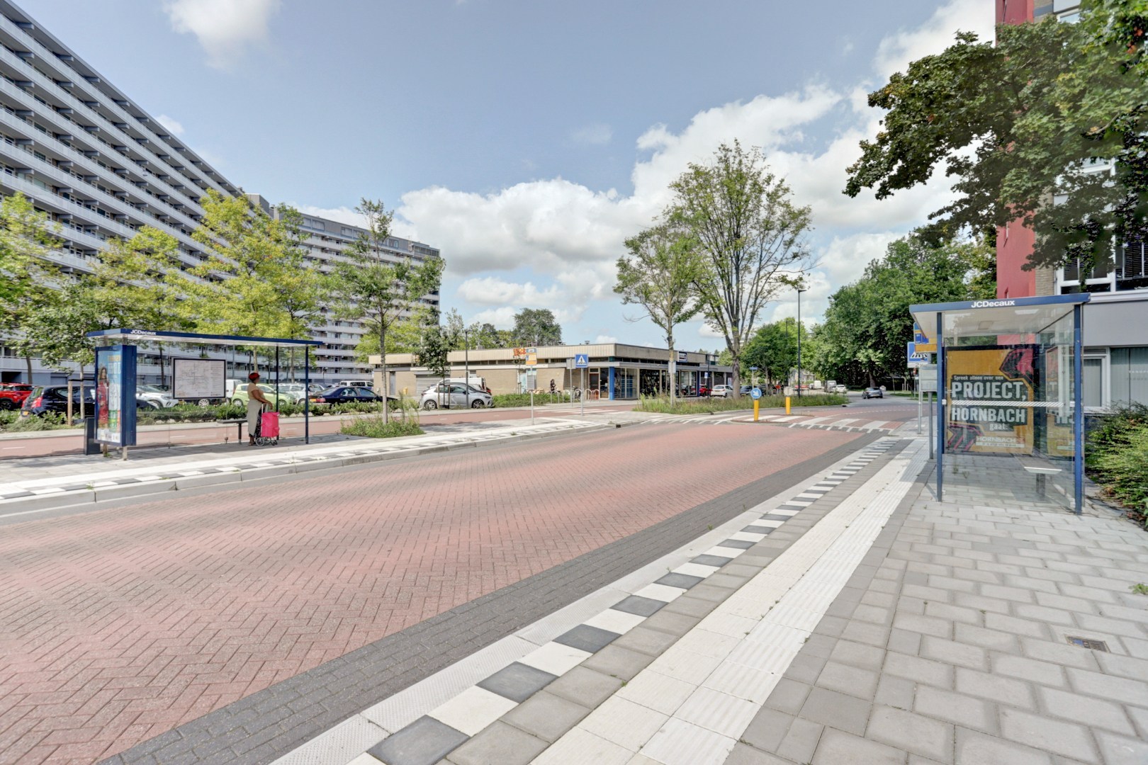 Zonder klussen te betrekken dit fraaie 4-kamer appartement op de 10e verdieping met 3 slaapkamers, fraaie keuken, moderne badkamer, mooi uitzicht en gelegen aan een groen park! 