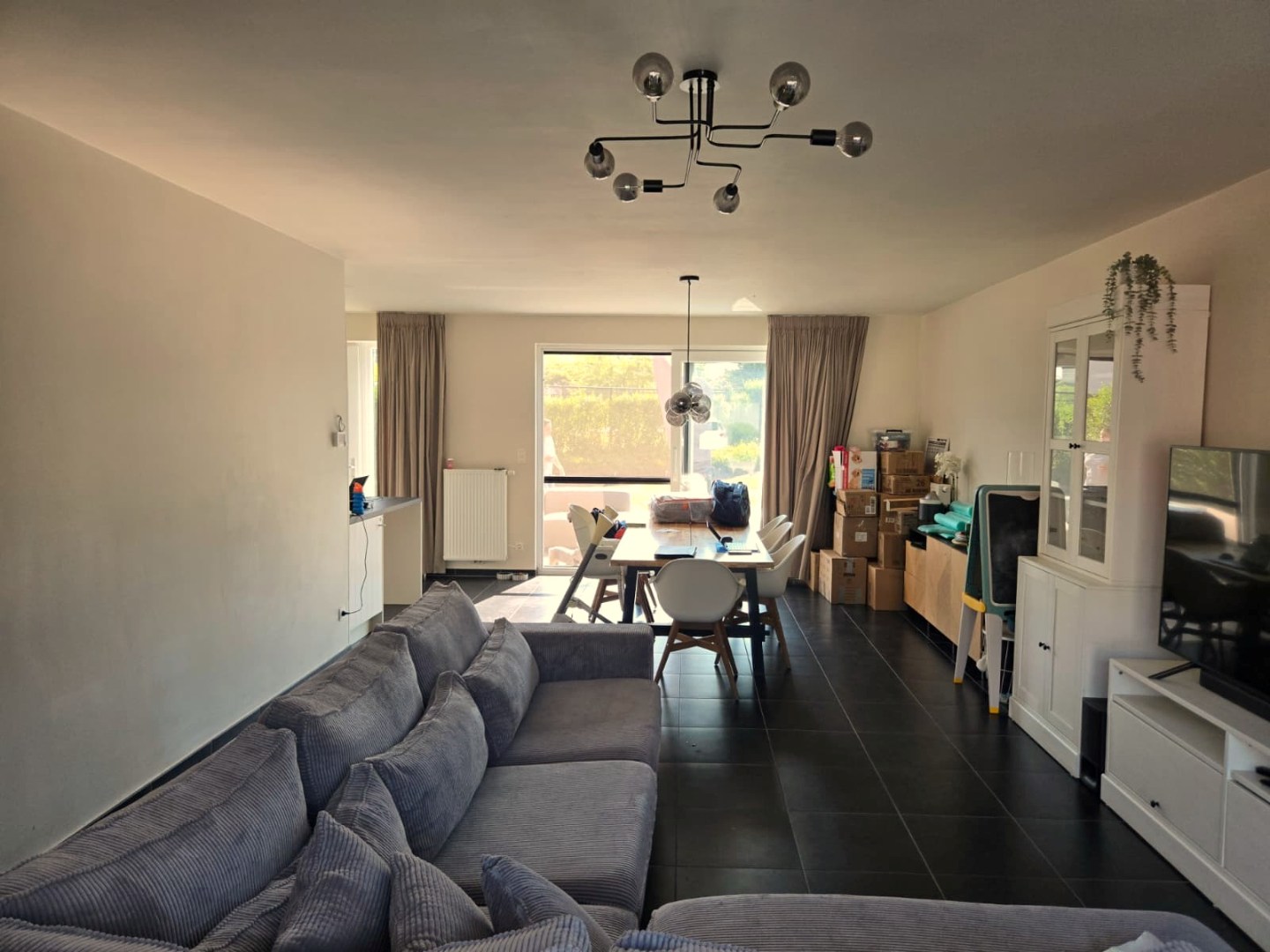Ruime en recente halfopen bebouwing met 3 slaapkamers, carport en ruime tuin 