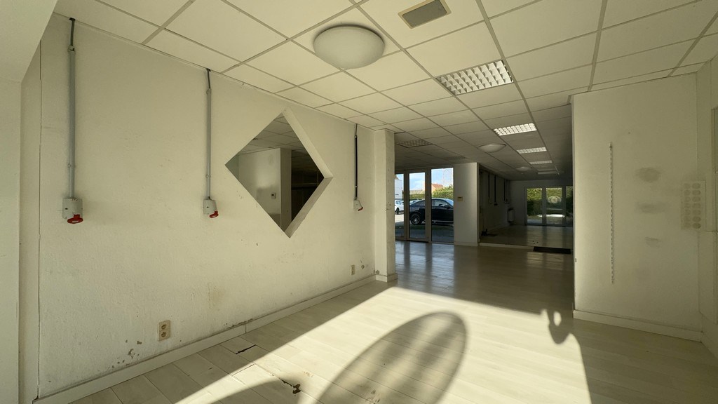 Commercieel gelegen handelspand te koop in Deinze (Astene)