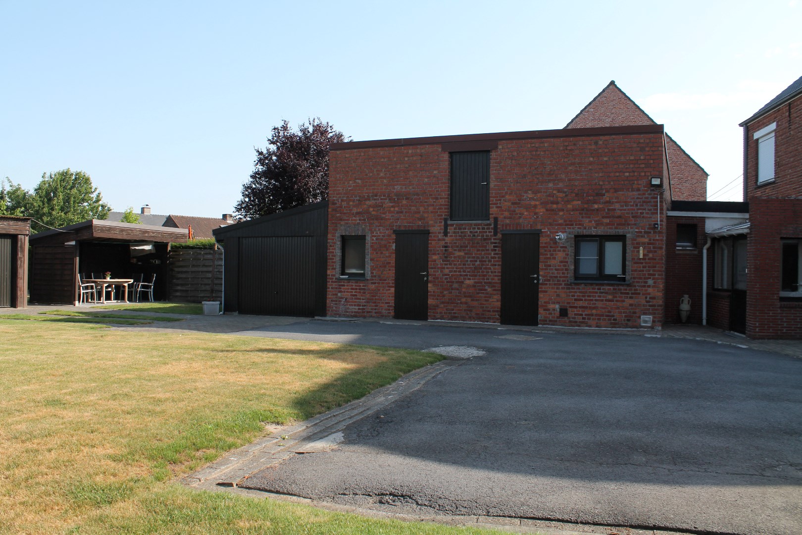 Grote en stevige woning, met garages, bergruimte en tuin op 1.324m² 