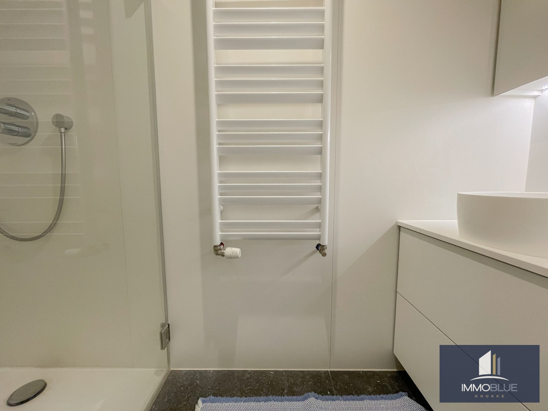 Appartement met zijdelings zeezicht en een ruim zuidwest gericht terras. 