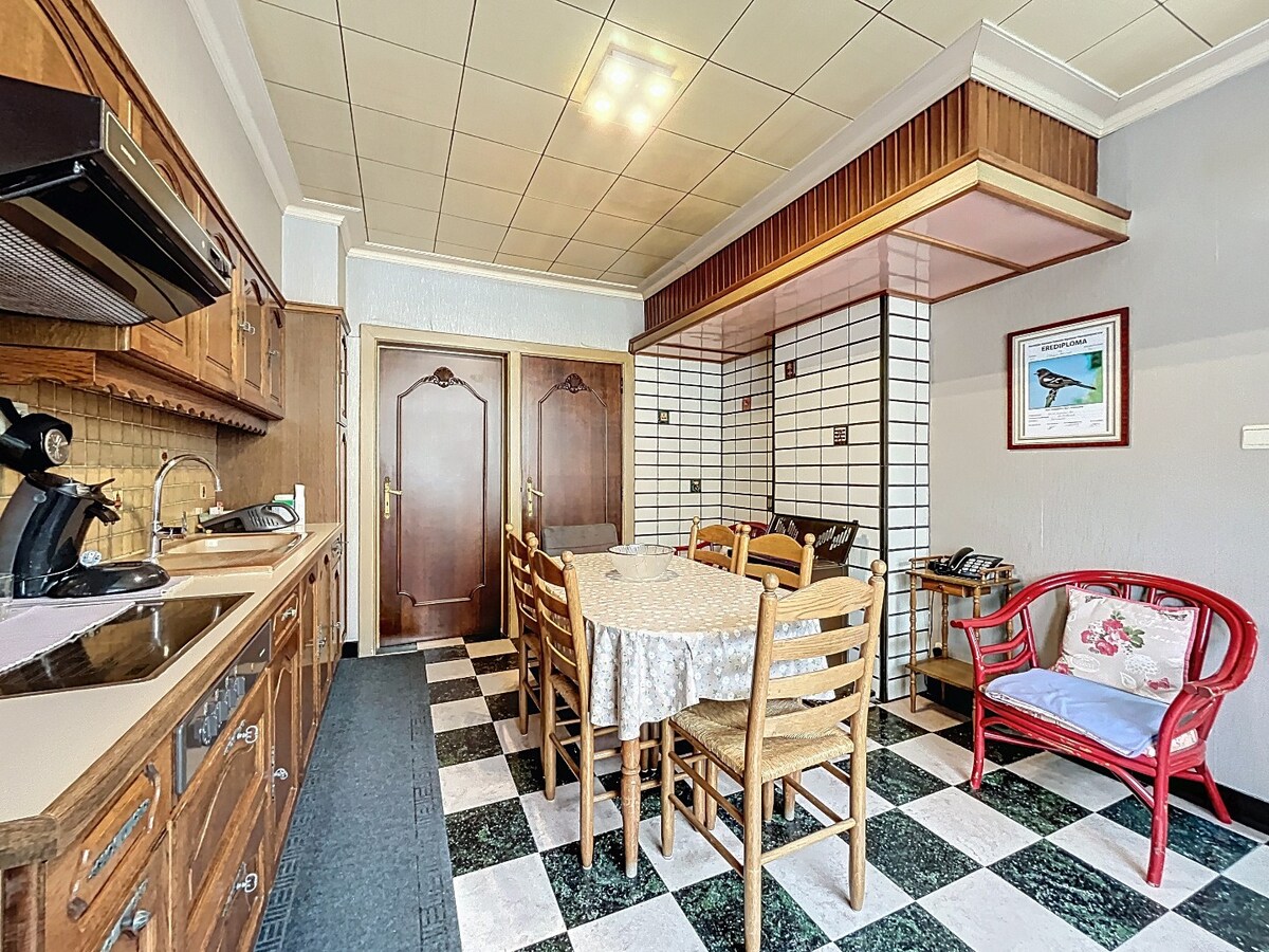 Ruime, solide jaren '50 woning met 2 garages te Nederzwalm 