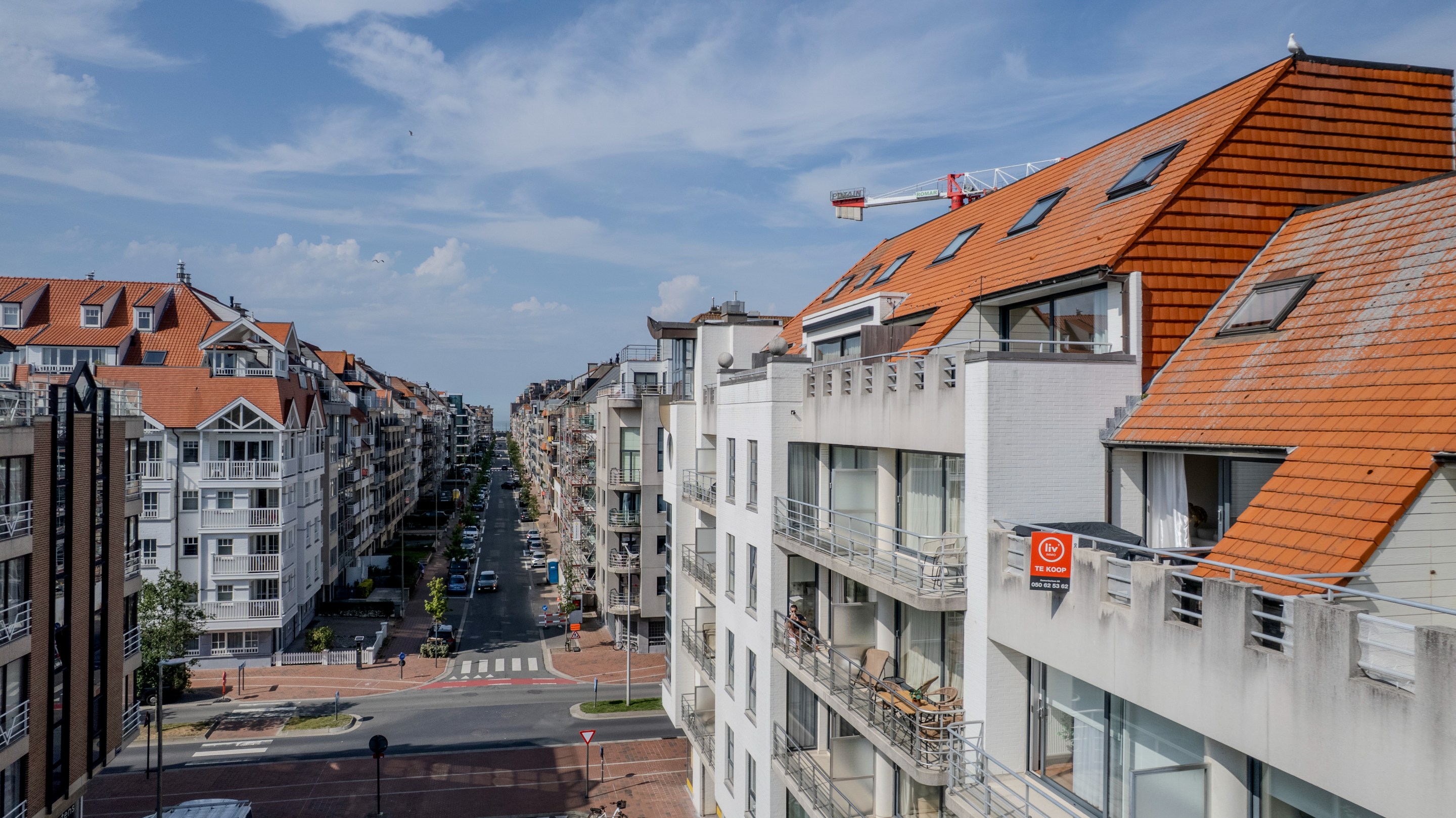 Stijlvol appartement met 2 zonnige terrassen op een toplocatie in Knokke Centraal gelegen tussen zeedijk en Lippenslaan. 