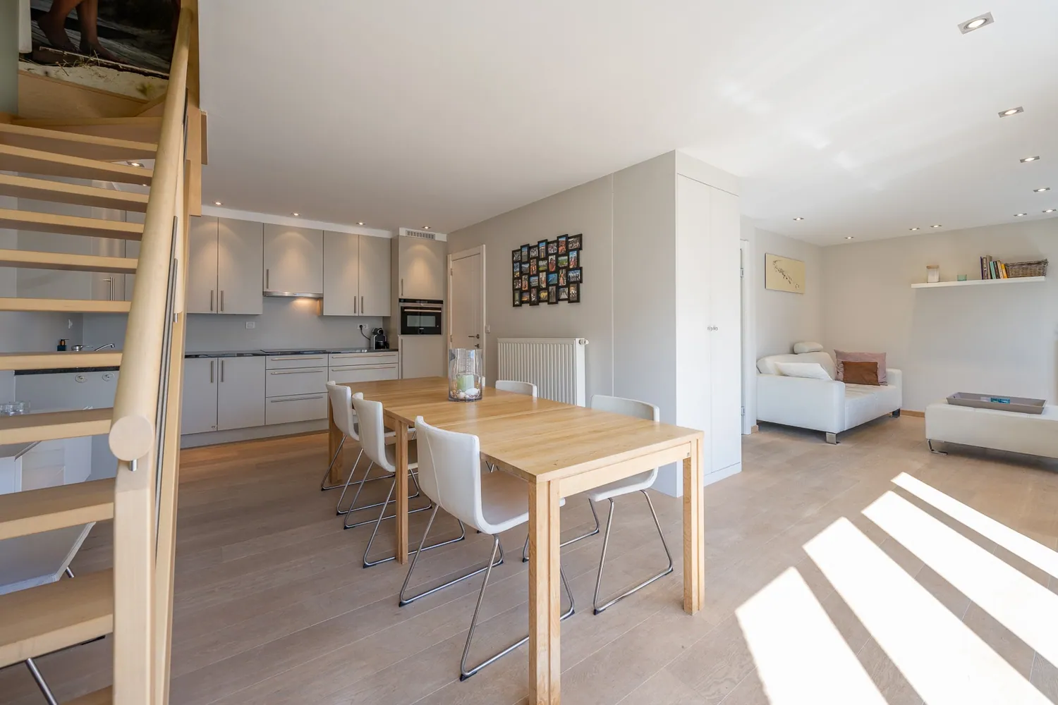 Appartement récent, bien situé près de l'av. Lippens et de la digue.