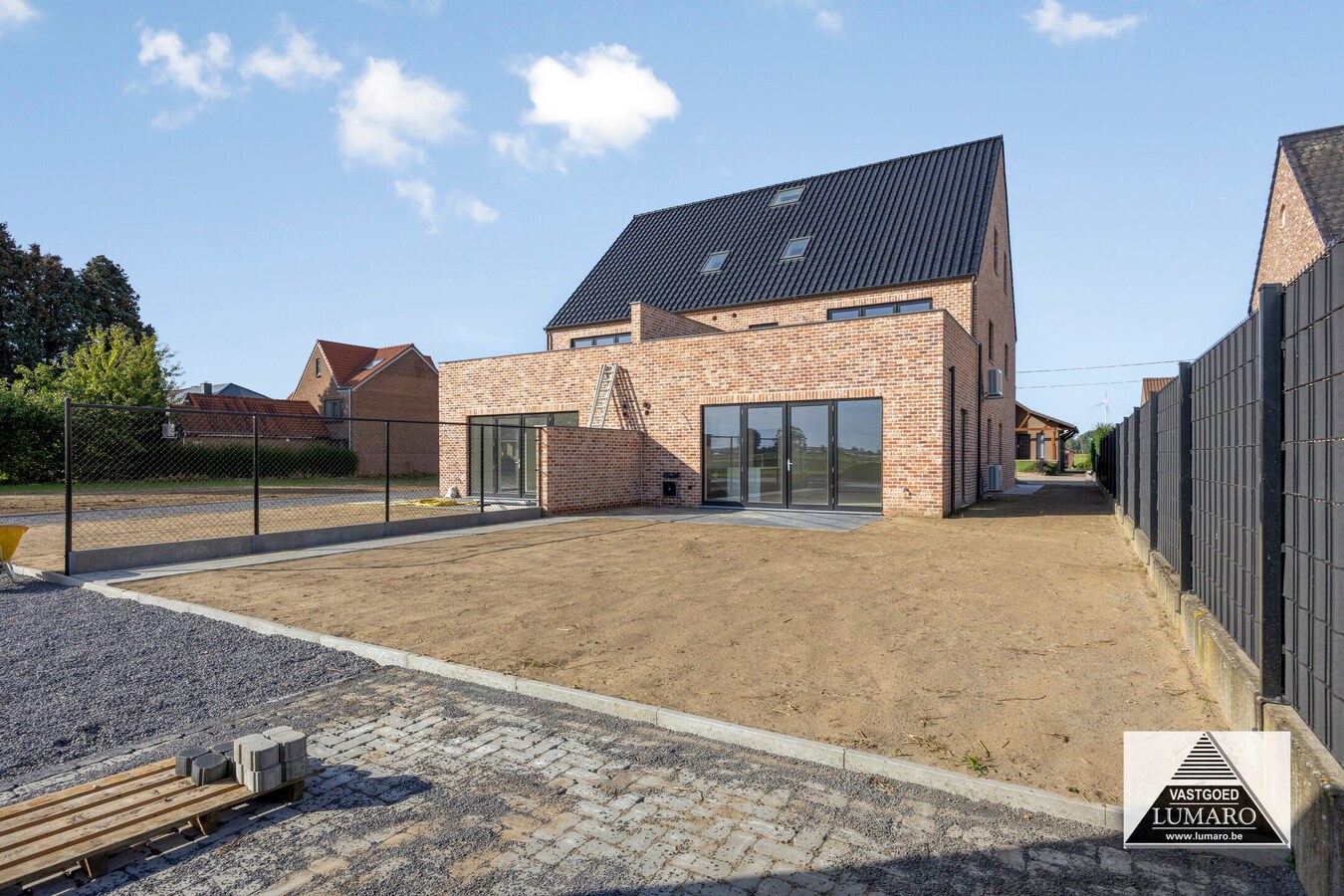 Nieuw gelijkvloers appartement met terras en tuintje 