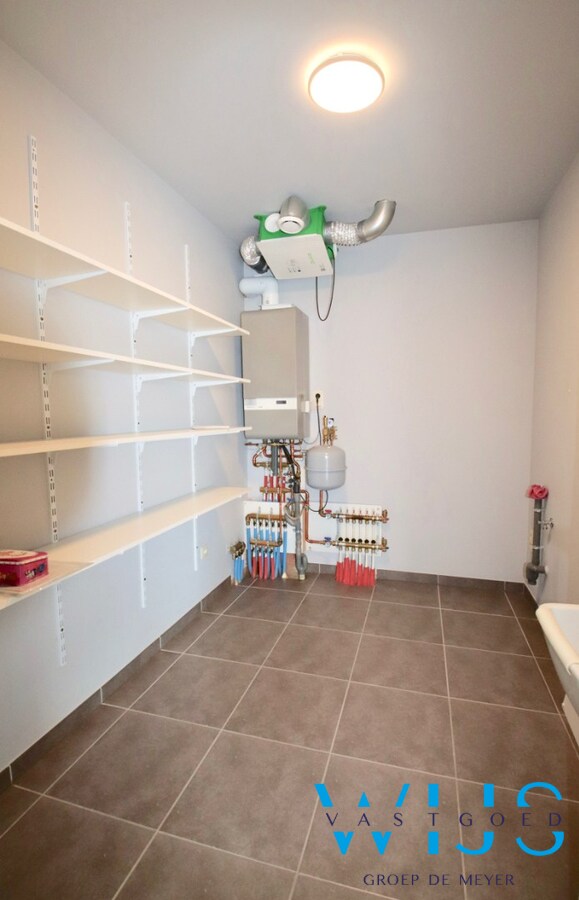 Tijdloos GELIJKVLOERS appartement met 2 slaapkamers te Oosteeklo ! 