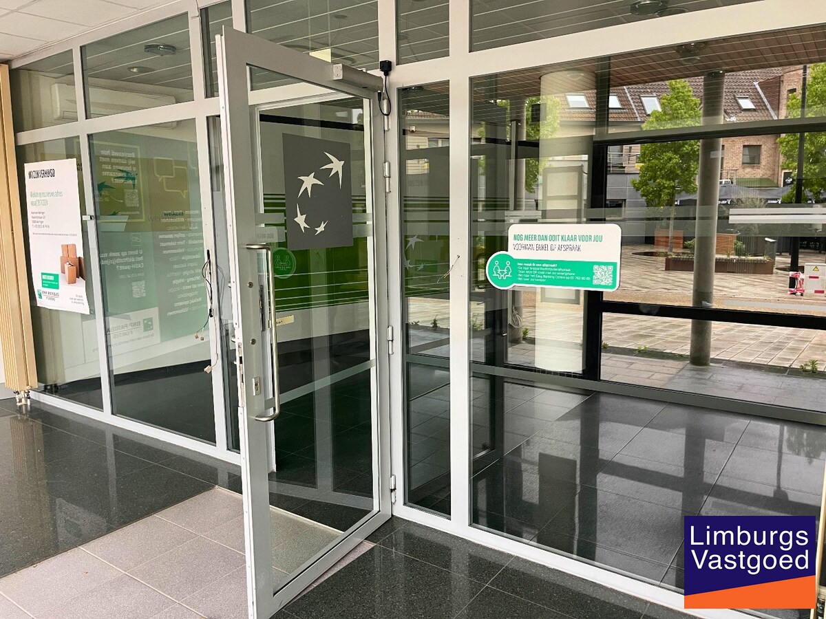 Handelsgelijkvloers 433m² met 3 parkings en kelder op commerciële topligging 