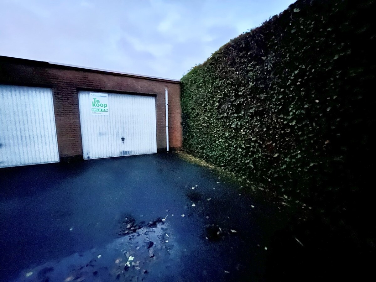 Ruime gesloten garagebox voorzien van elektriciteits en wateraansluiting 