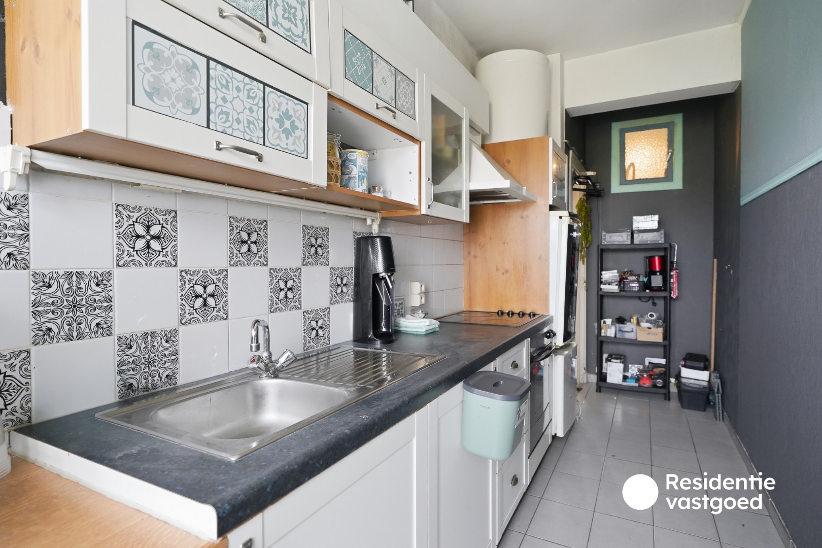 Interessante investeringseigendom met 2 vergunde appartementen, garage en ruime tuin! 
