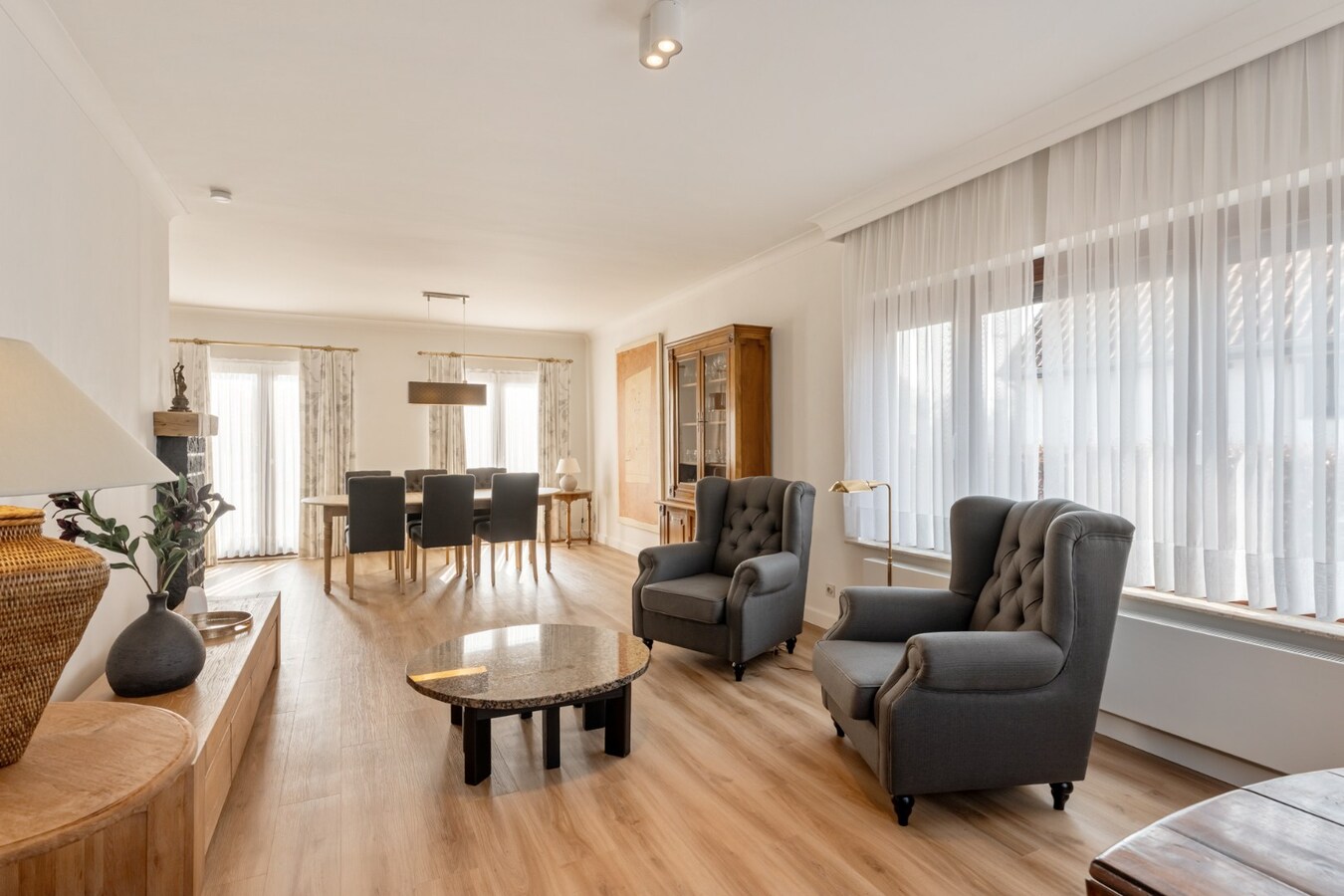 Zeer goed onderhouden gelijkvloerse gezinswoning op een riant perceel van 19a75ca op een rustige locatie te Schalkhoven, een deelgemeente van Hoeselt. 