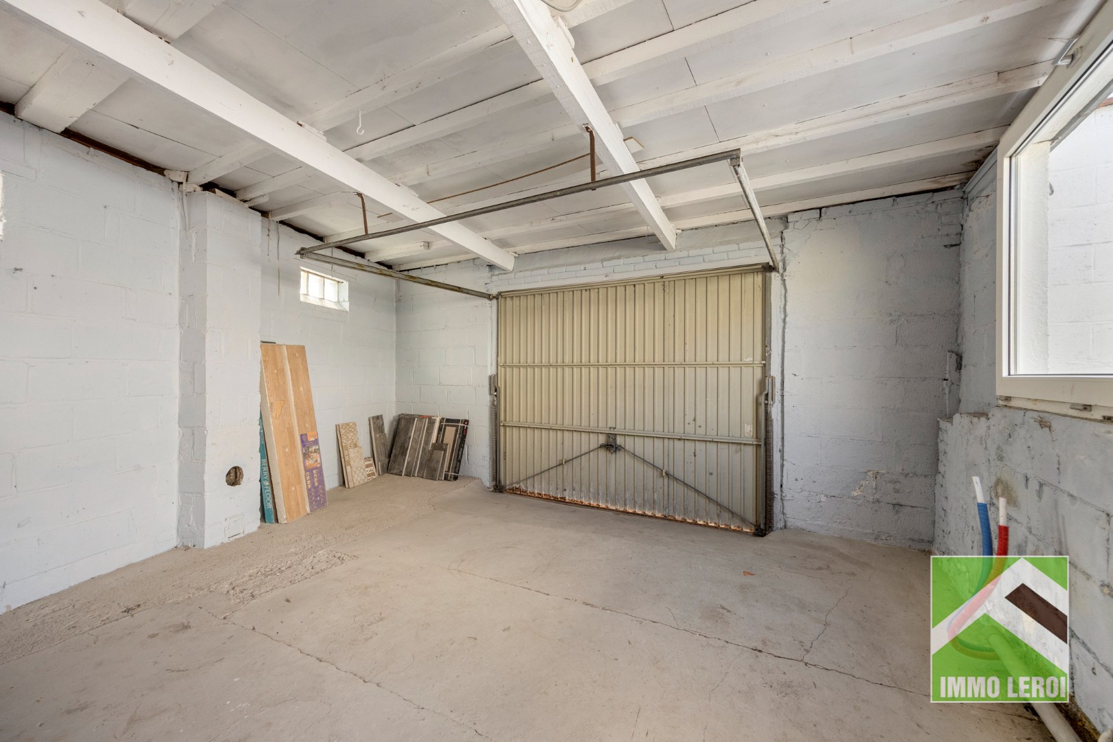 Garage met elektrische poort