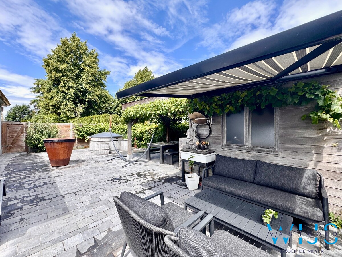 Instapklare bungalow met 5 slaapkamers, zonnepanelen en EPC label  A ! 