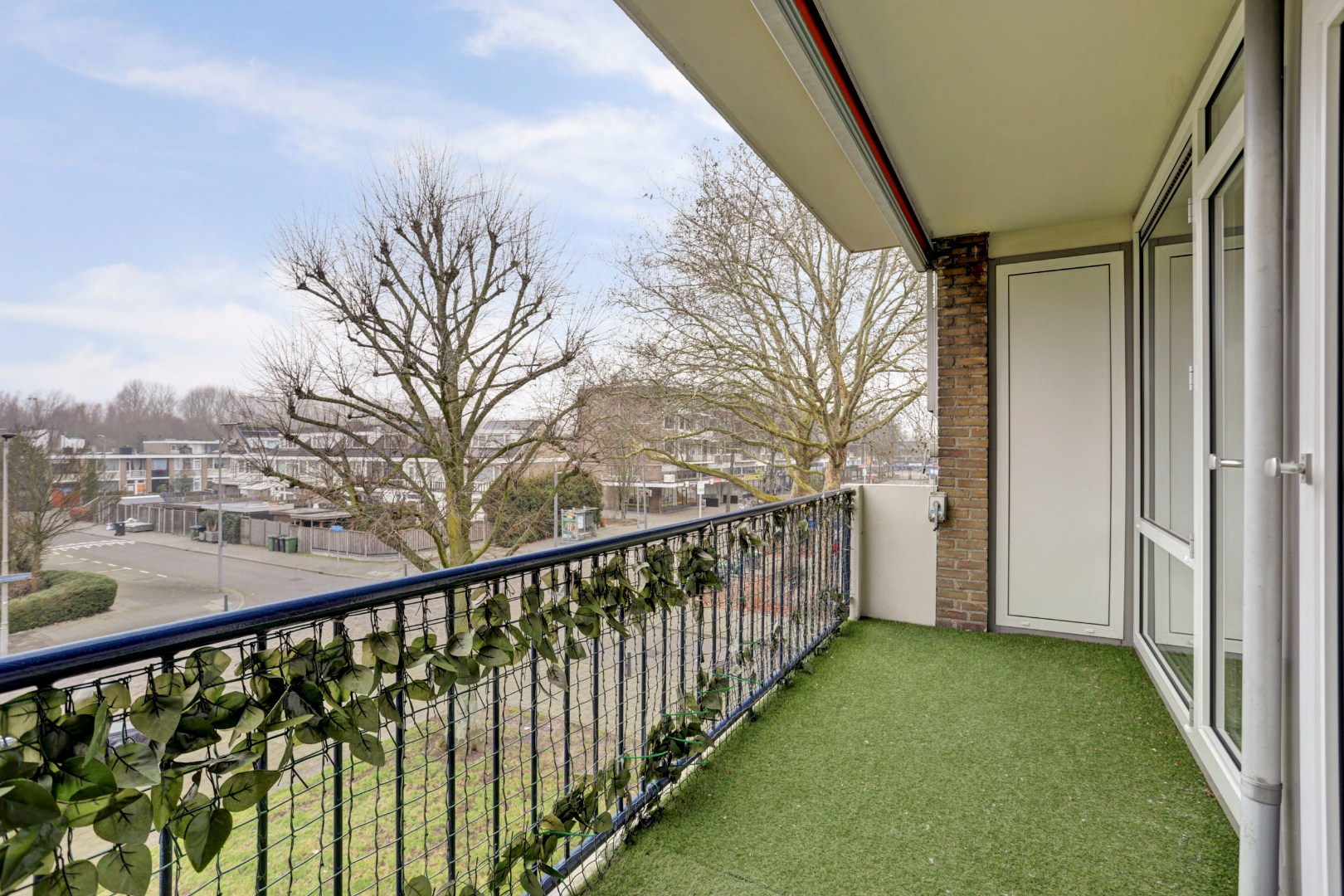 Instapklaar en verzorgd  3-(voorheen 4) kamer hoek- appartement op de tweede verdieping met 2 slaapkamers, 2 balkons, moderne keuken en is gelegen op eigen grond. 